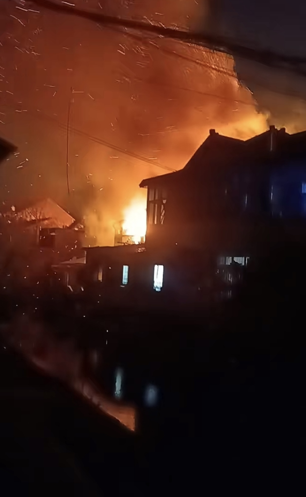 图片[2]-三林老房起火，多间房屋烧毁，幸无人员伤亡-三林塘