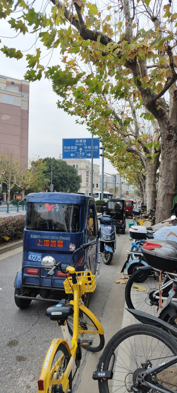 三林东地铁站口残疾车 非法营运占道揽客 安全隐患重重-三林塘