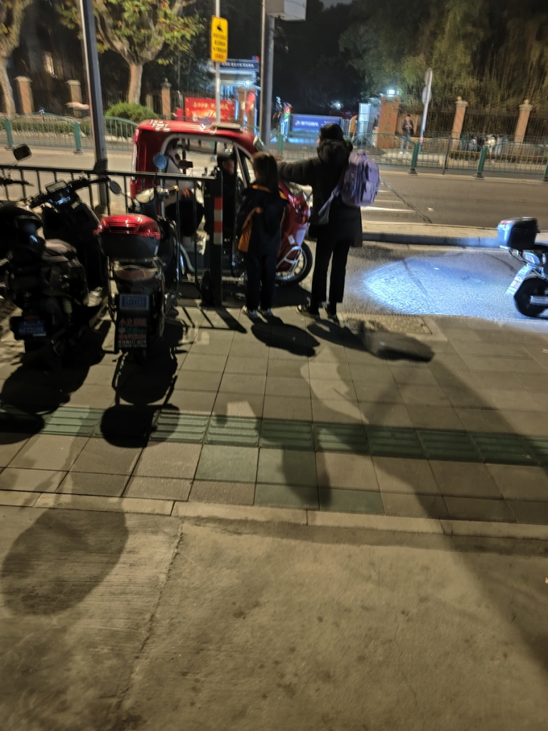 图片[2]-三林东地铁站口残疾车 非法营运占道揽客 安全隐患重重-三林塘