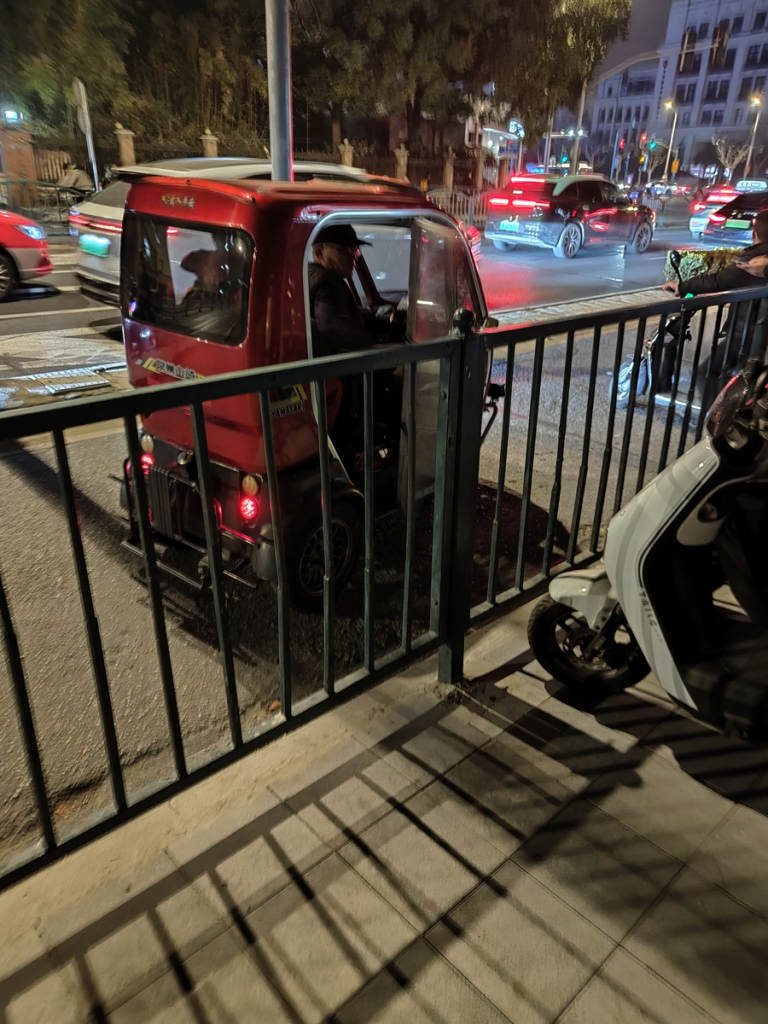 图片[3]-三林东地铁站口残疾车 非法营运占道揽客 安全隐患重重-三林塘