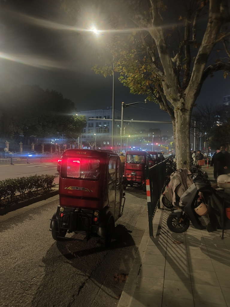 图片[4]-三林东地铁站口残疾车 非法营运占道揽客 安全隐患重重-三林塘