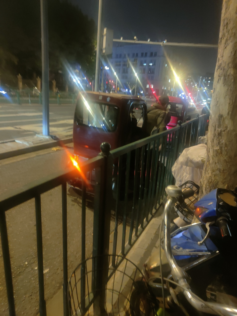 图片[5]-三林东地铁站口残疾车 非法营运占道揽客 安全隐患重重-三林塘